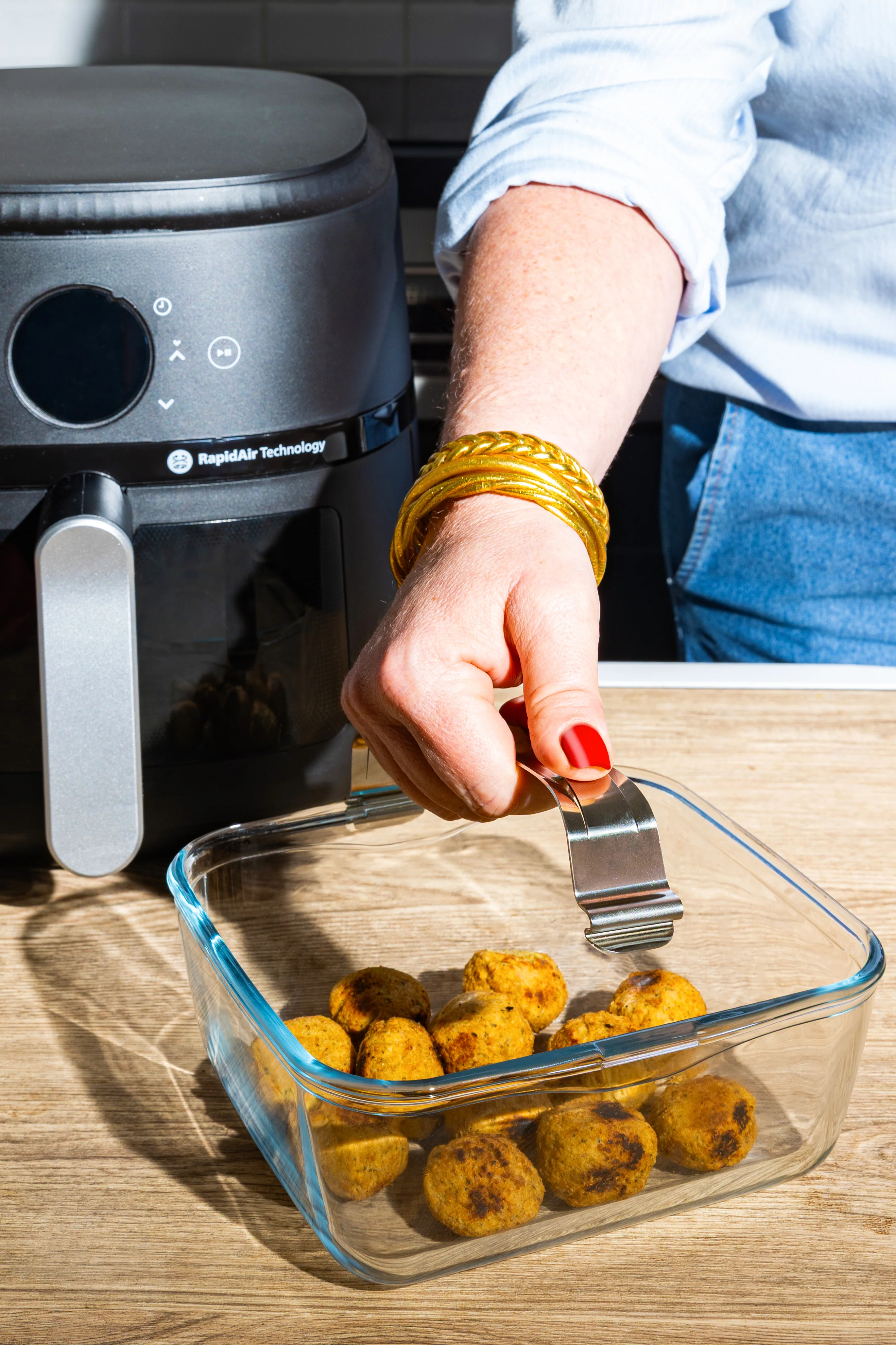 Glass airfryer dish with removable handle - Image 3