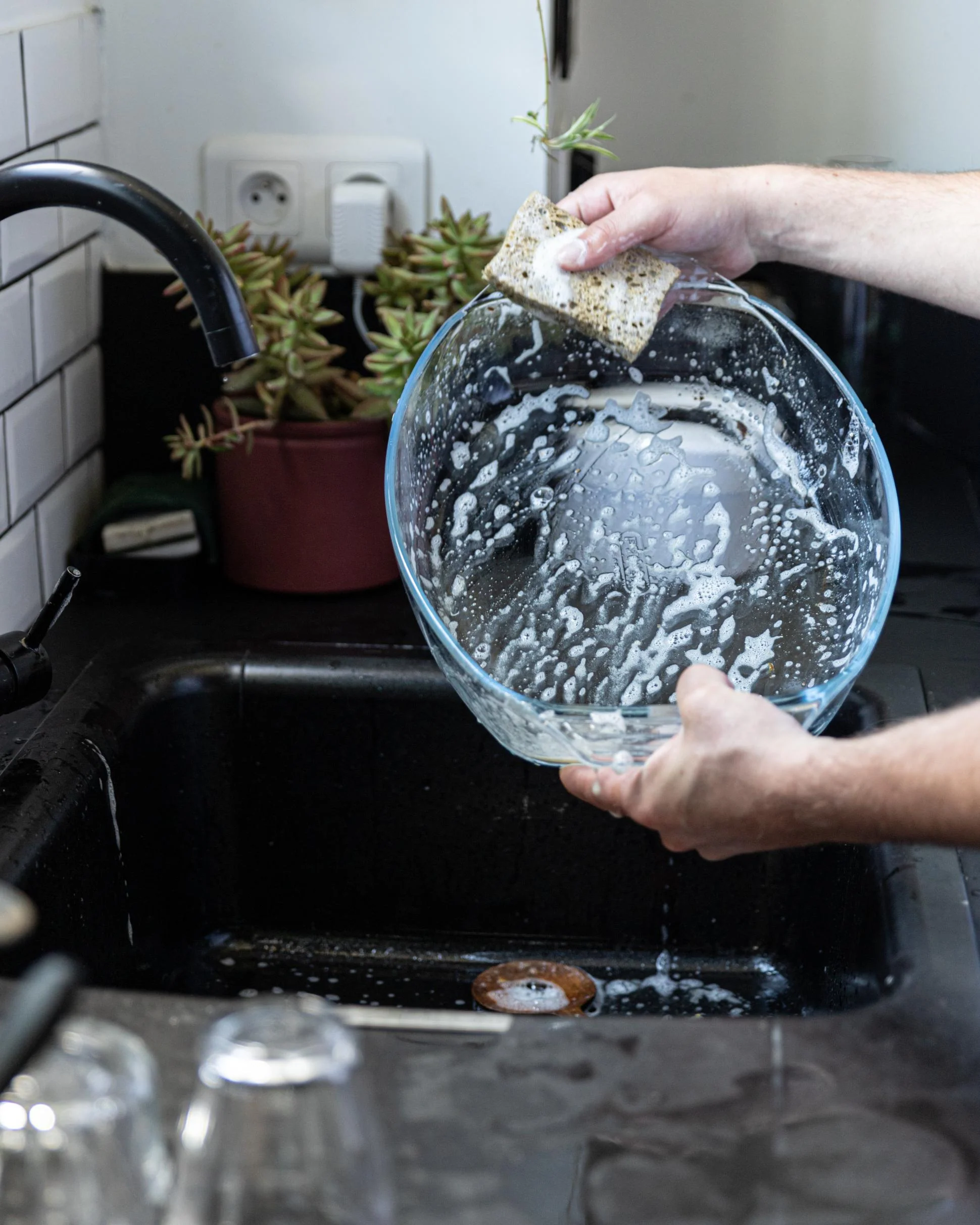 Oval glass baking dish with large handles - Image 7