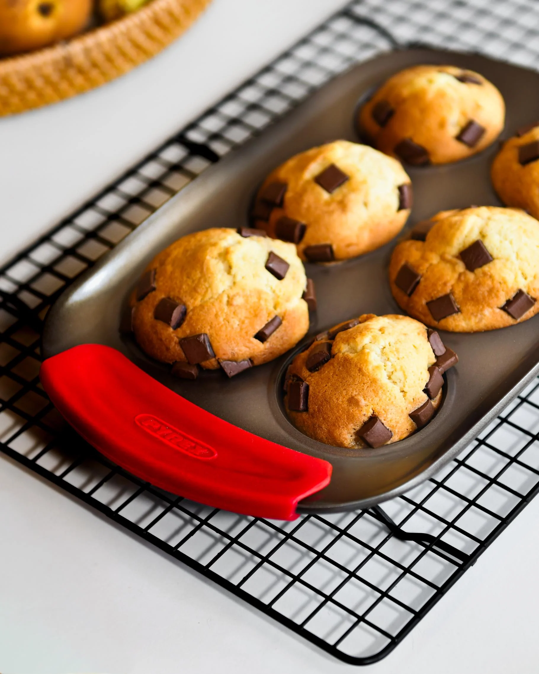 Metal Muffin & Cupcake tray with silicone handle - asimetriA - Image 7