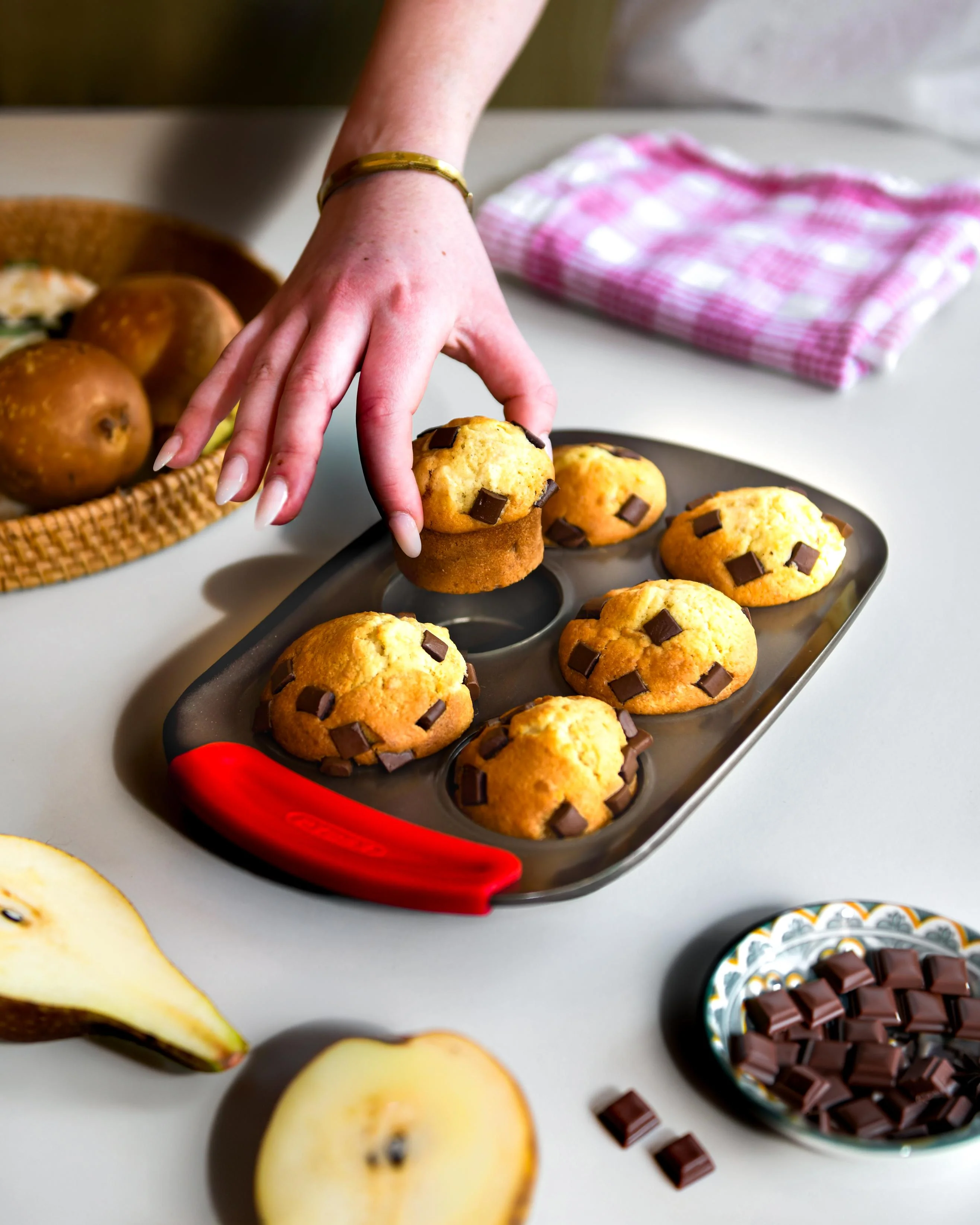 Metal Muffin & Cupcake tray with silicone handle - asimetriA - Image 8