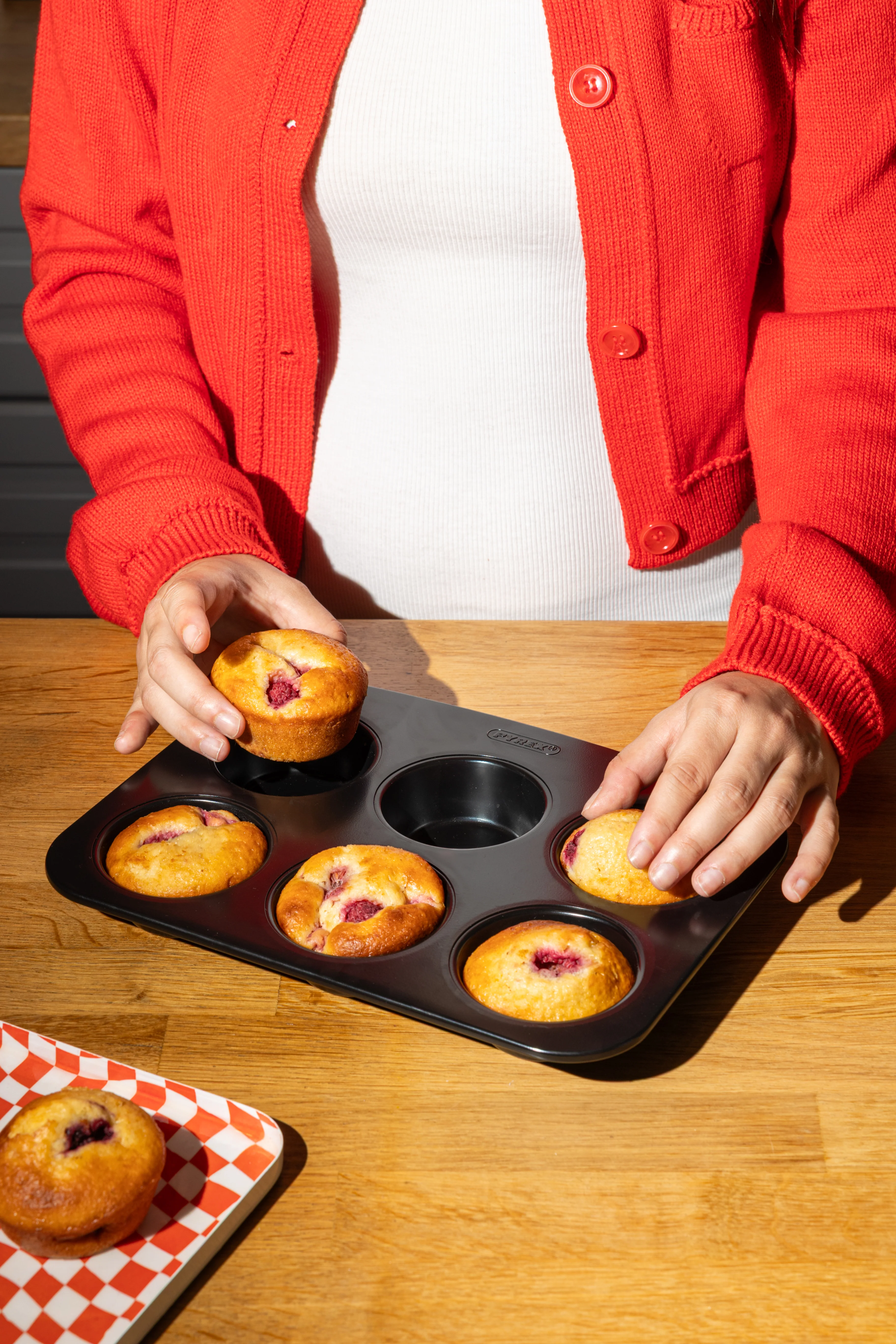 Metal muffin and cupcakes tray with easy grip - GLIDE - Image 6