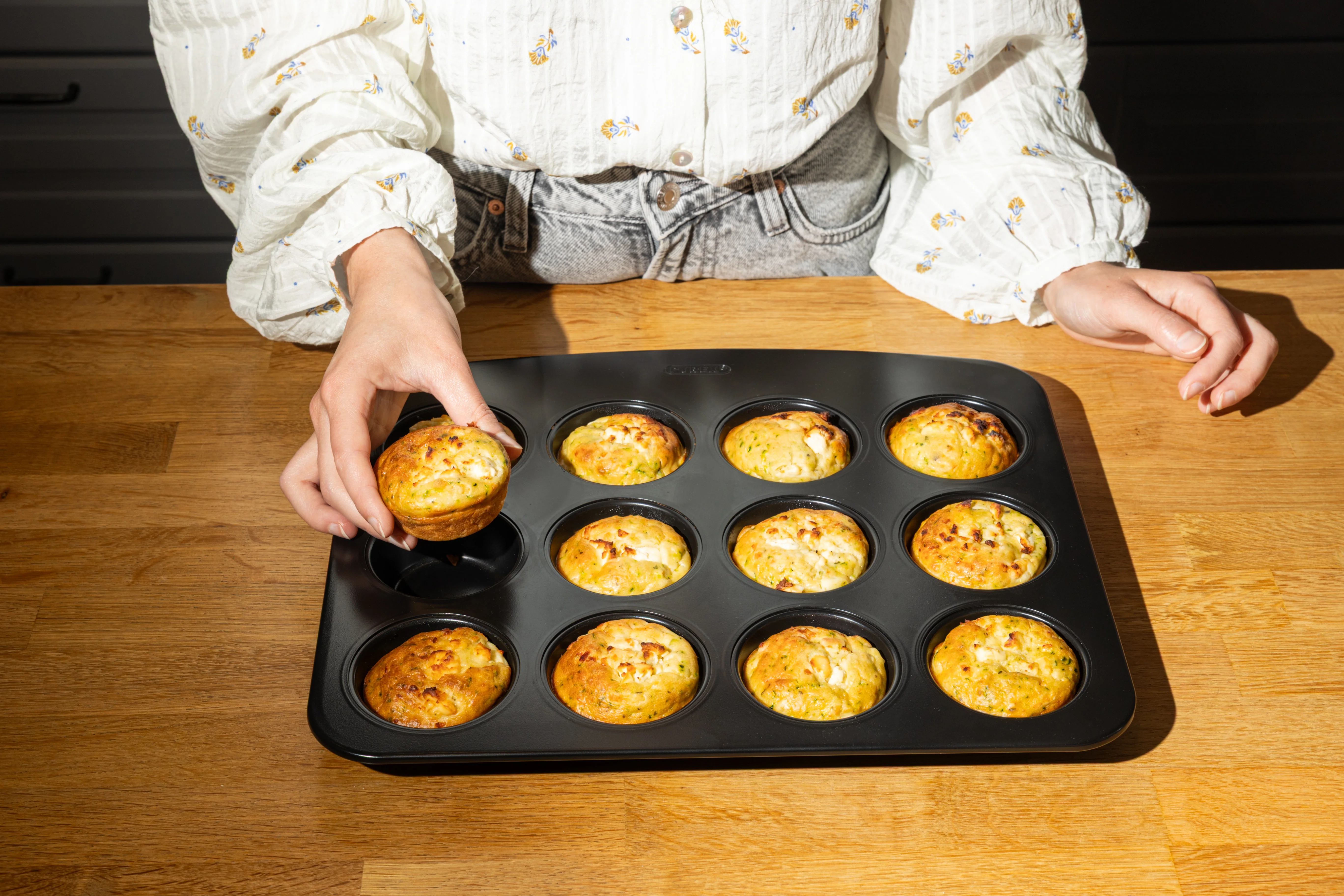 Metal muffin and cupcakes tray with easy grip - GLIDE - Image 7