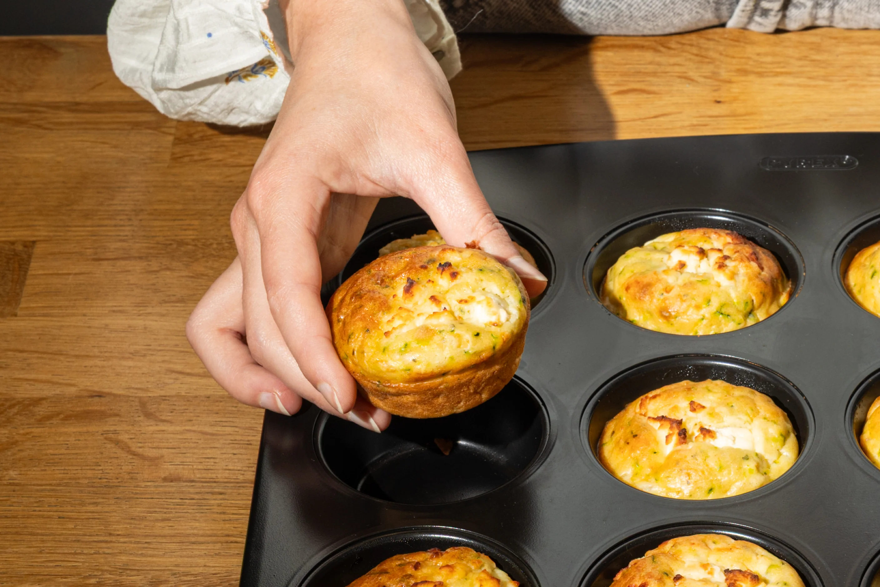 Metal muffin and cupcakes tray with easy grip - GLIDE - Image 8