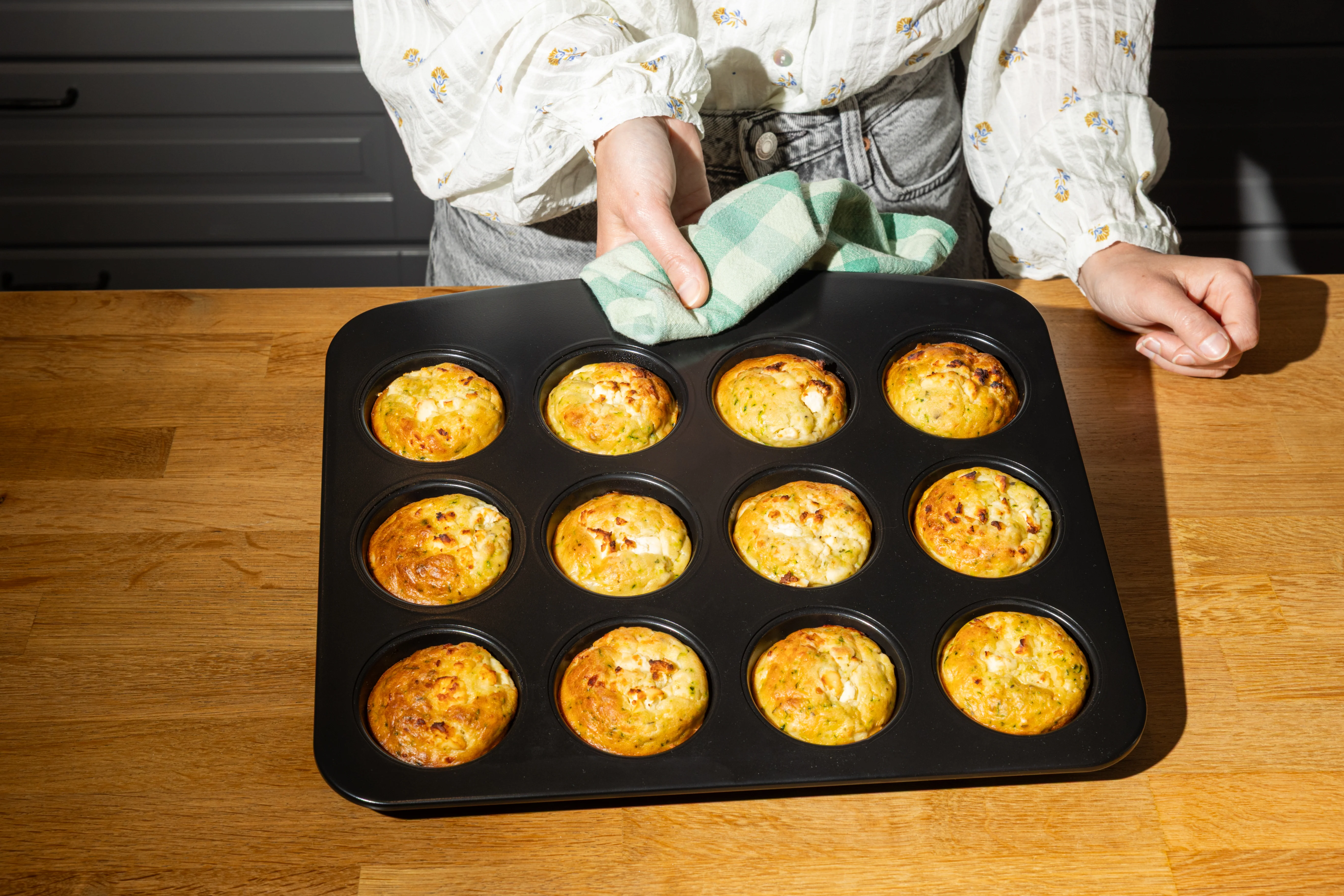 Metal muffin and cupcakes tray with easy grip - GLIDE - Image 9
