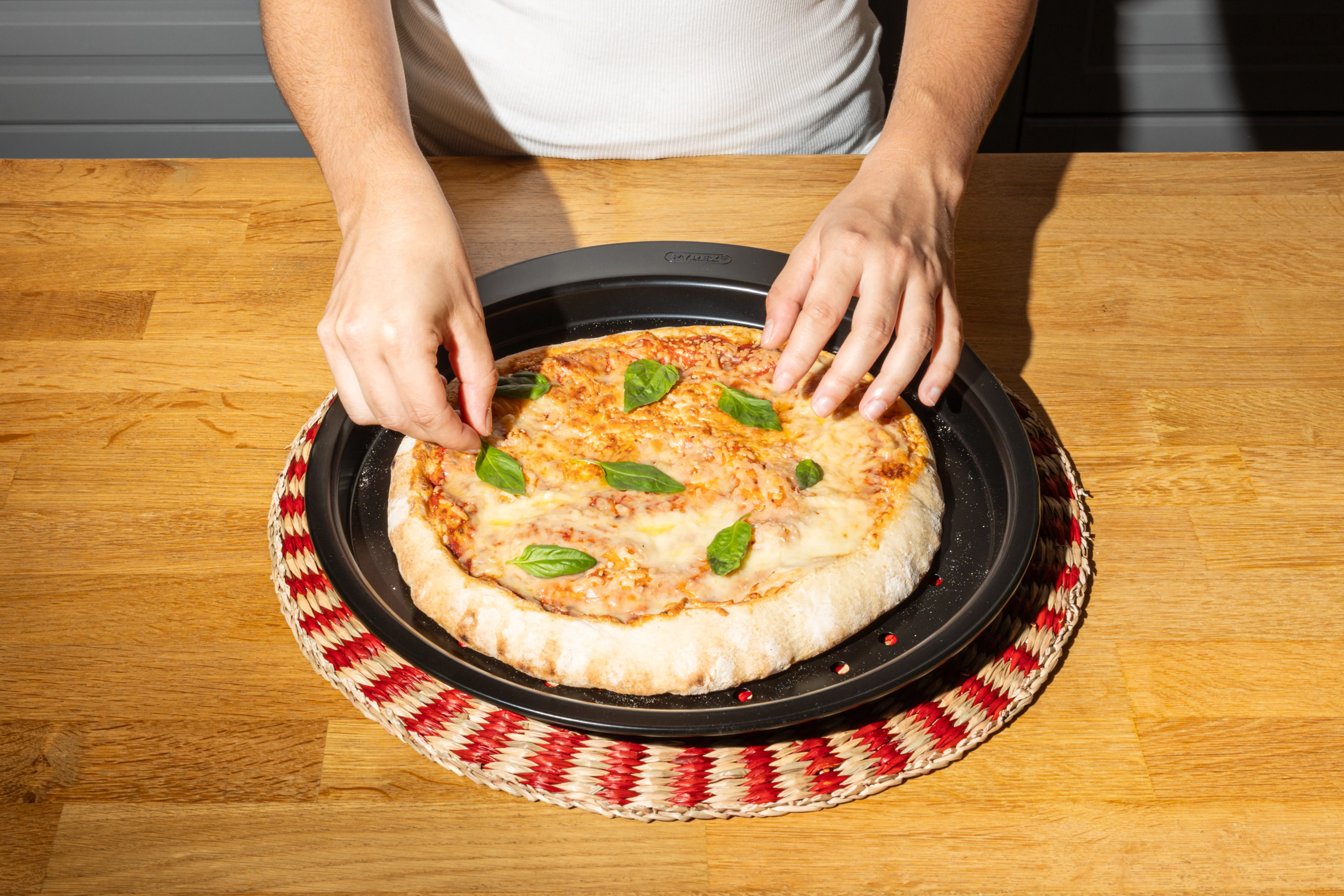 Metal Pizza tray with easy grip - GLIDE - Image 5