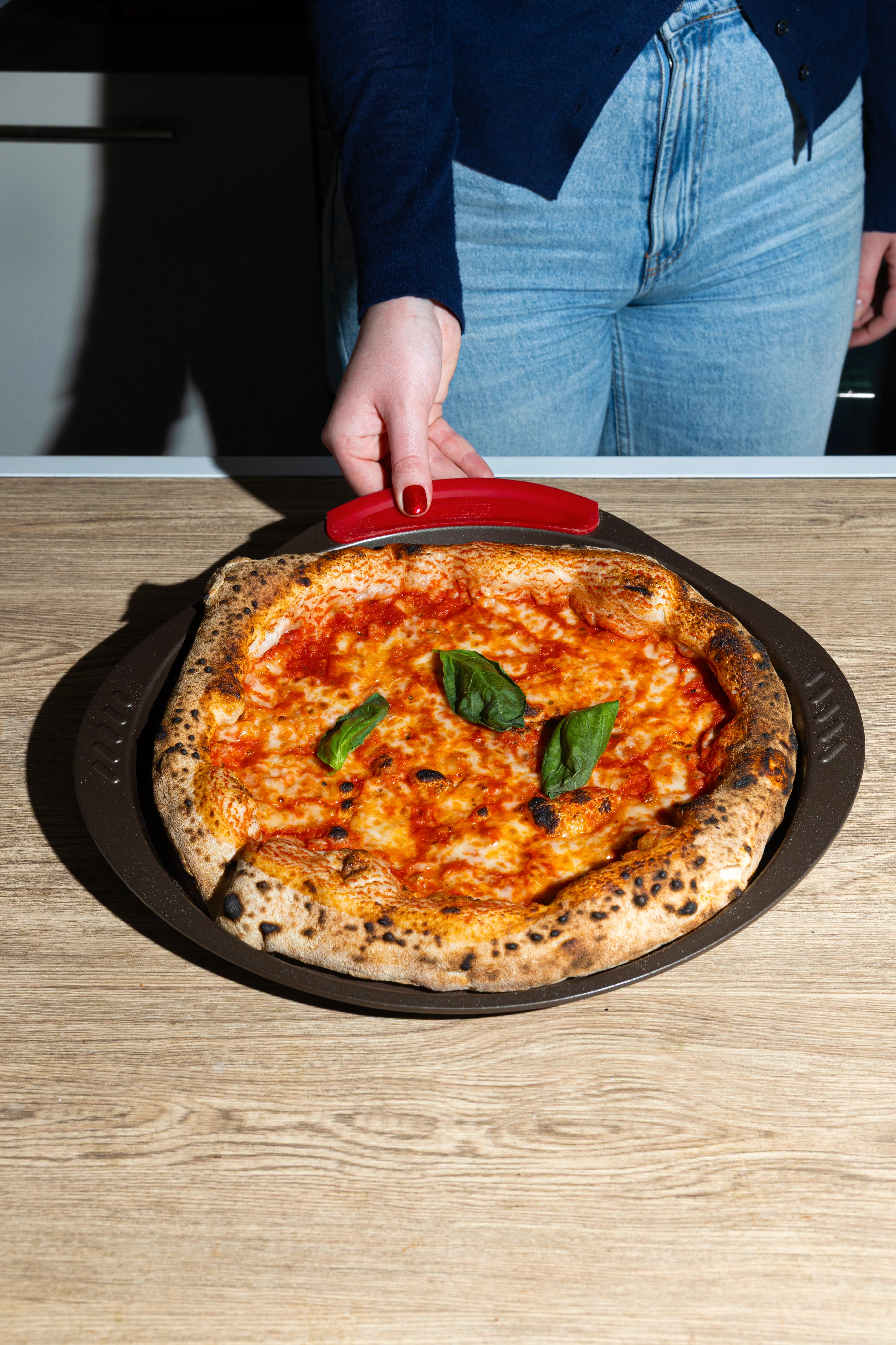 Metal pizza tray with silicone handle - asimetriA - Image 4