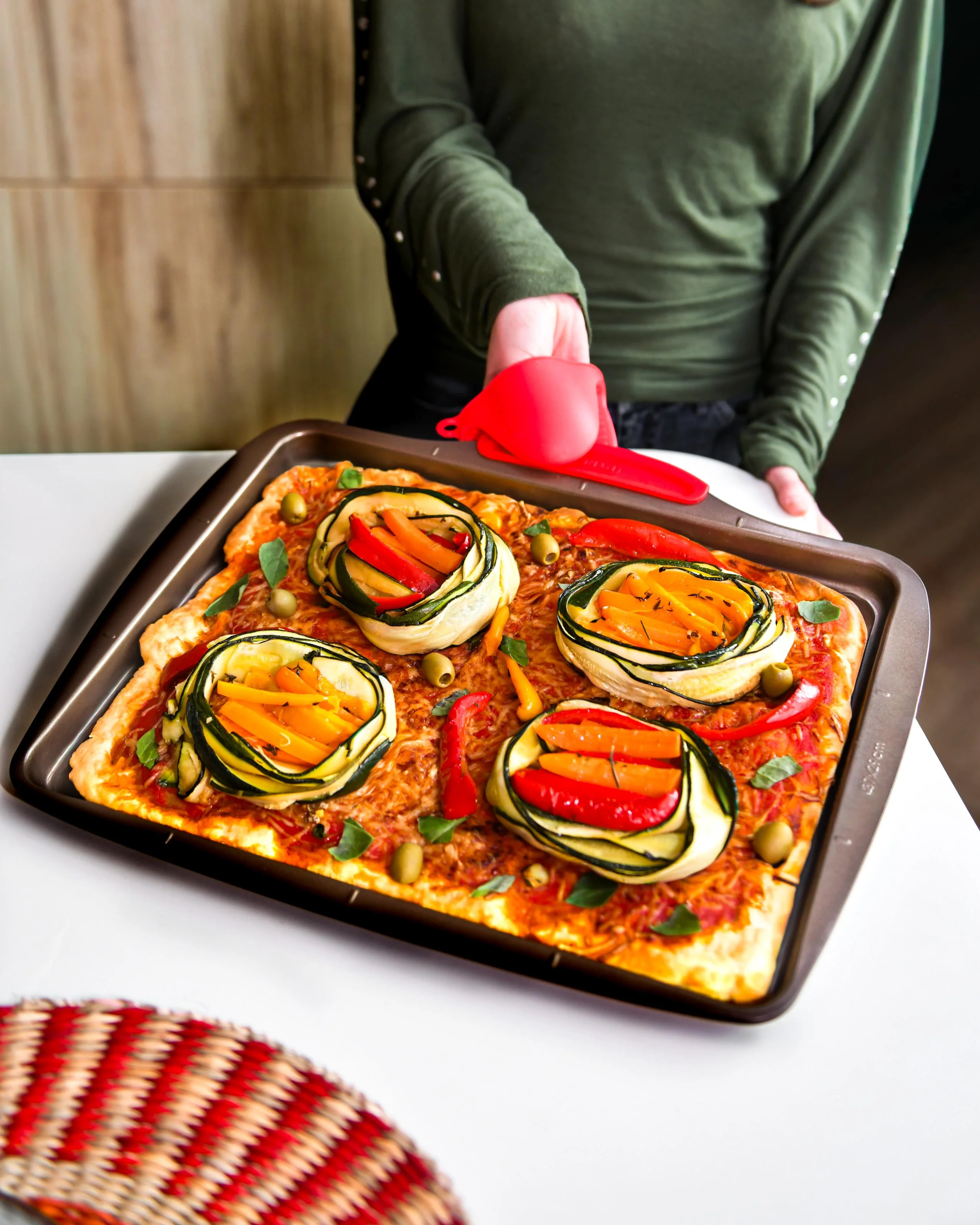 Metal pizza tray with silicone handle - asimetriA - Image 8