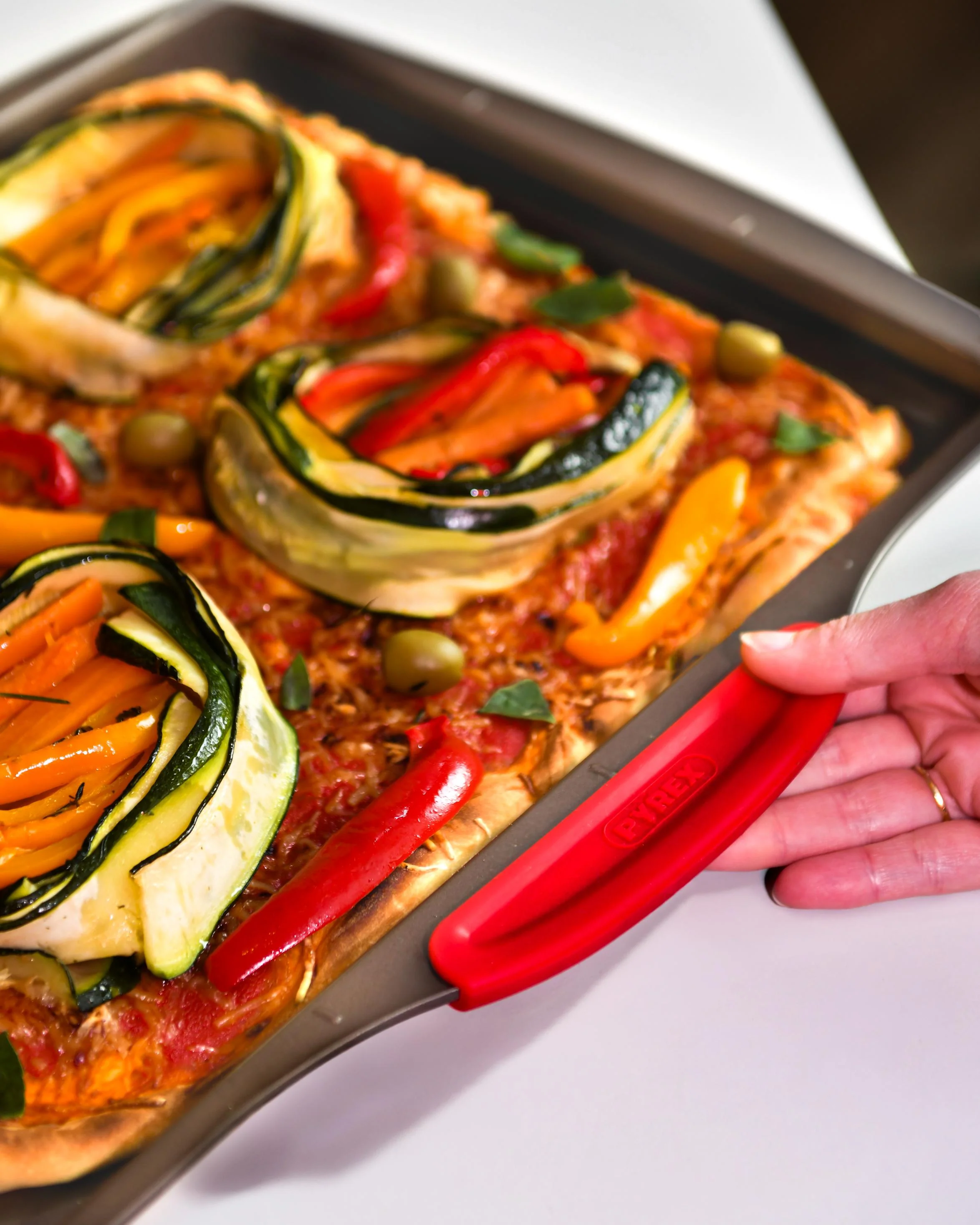 Metal pizza tray with silicone handle - asimetriA - Image 9