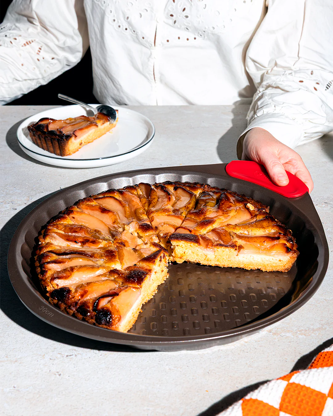 Metal tart tin with silicone grip - asimetriA - Image 4