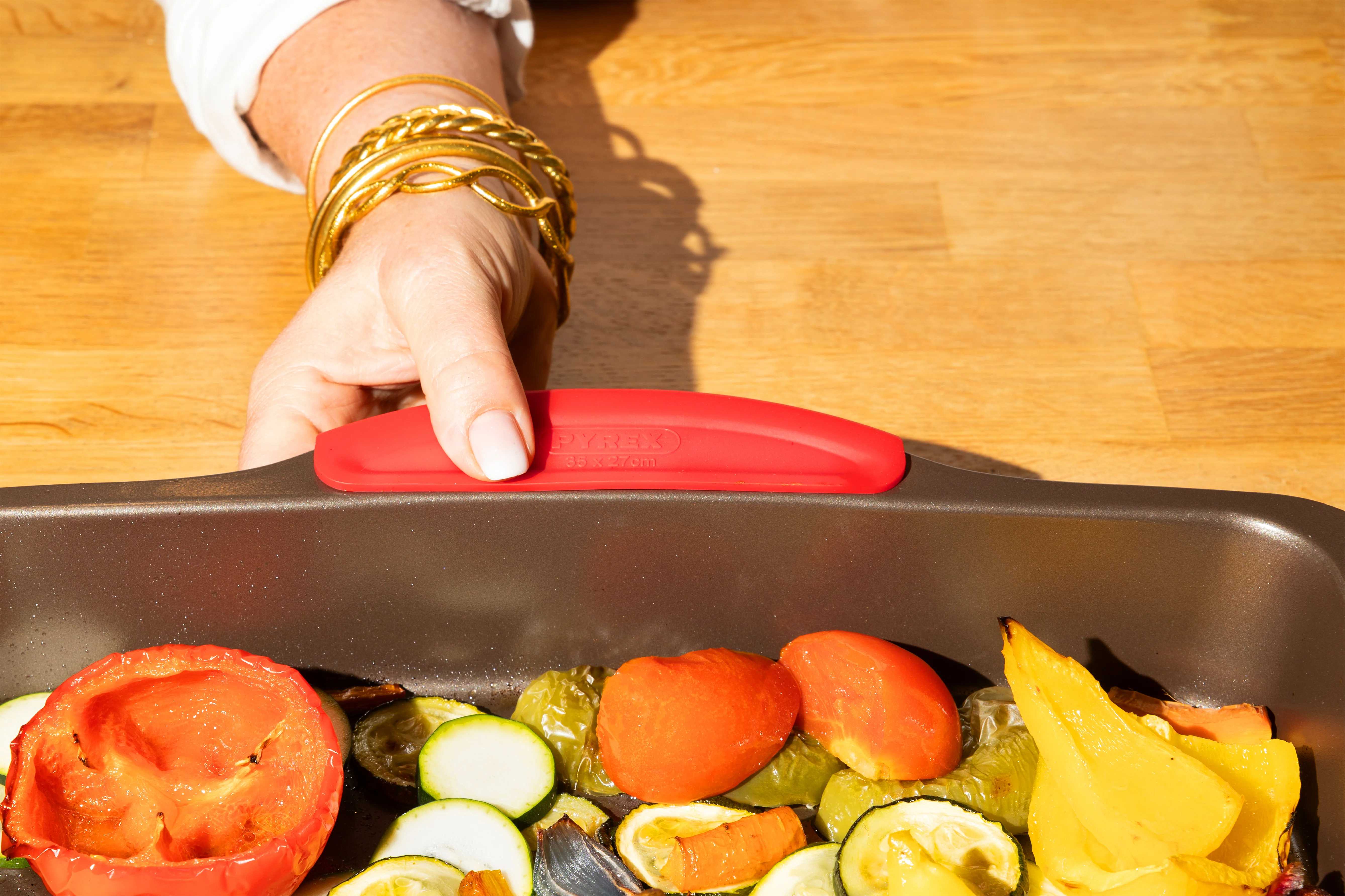 Rectangular metal oven dish with slicone handle - asimetriA - Image 14