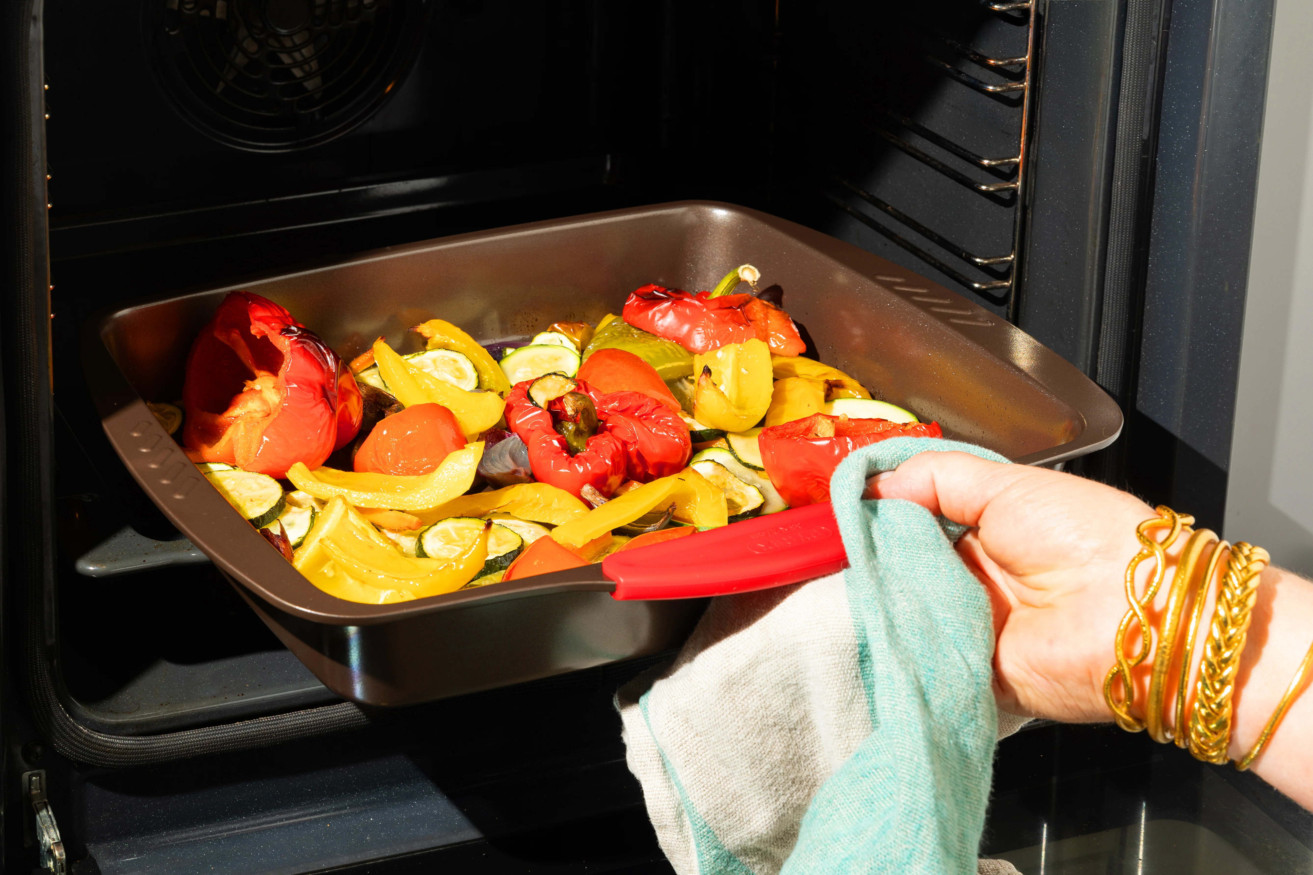 Rectangular metal oven dish with slicone handle - asimetriA - Image 4