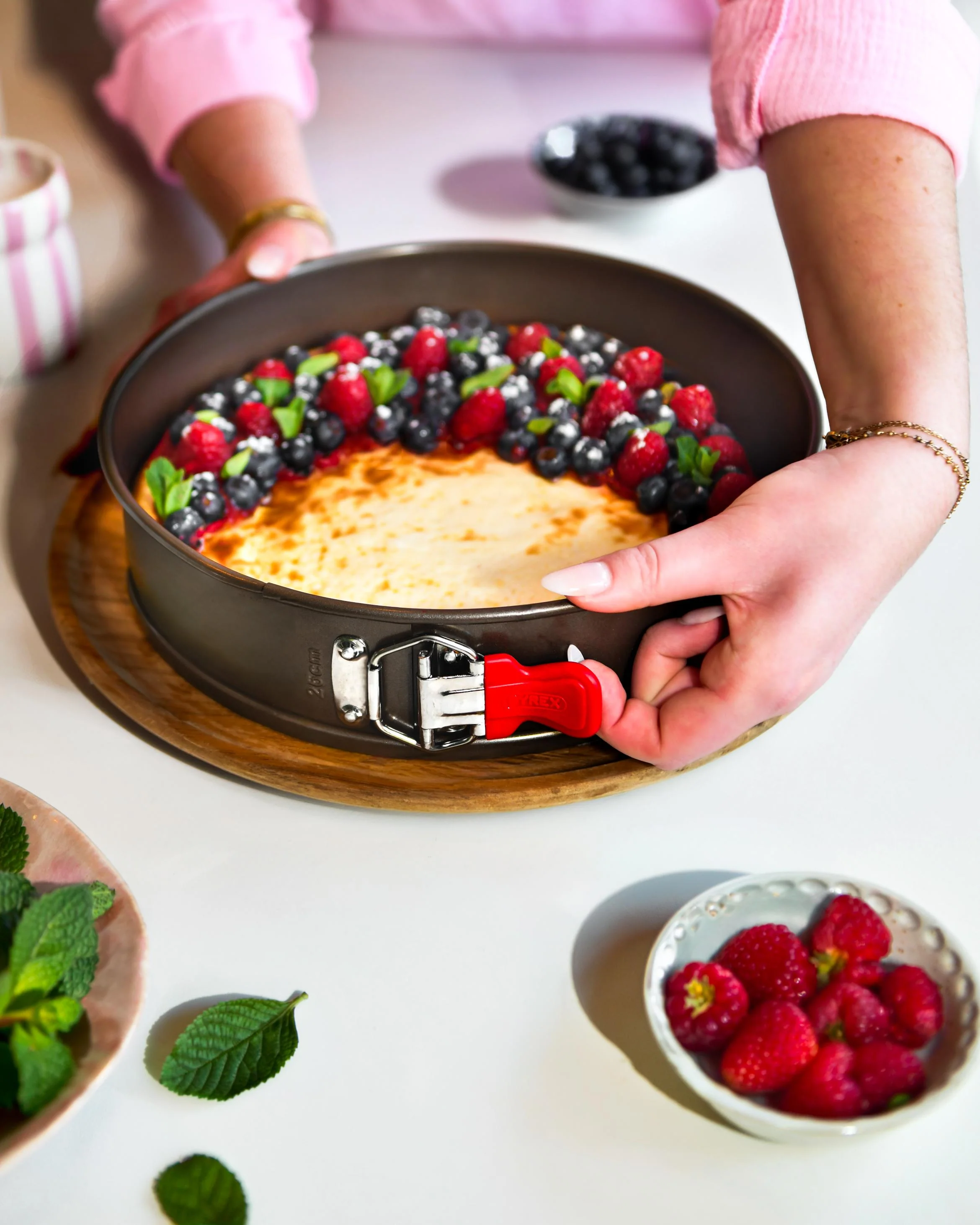 Round metal springform pan with silicone handle - asimetriA - Image 10