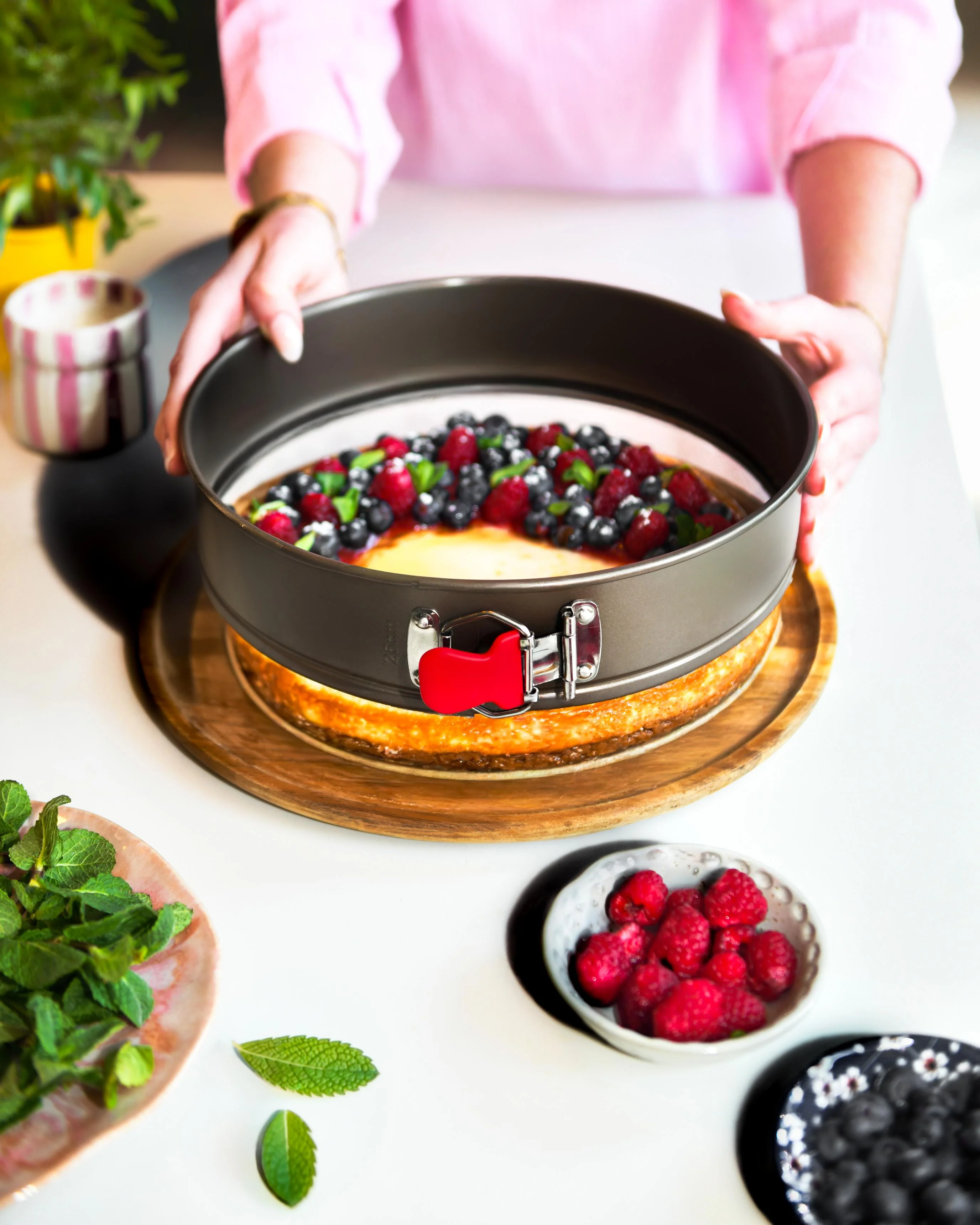 Round metal springform pan with silicone handle - asimetriA - Image 11